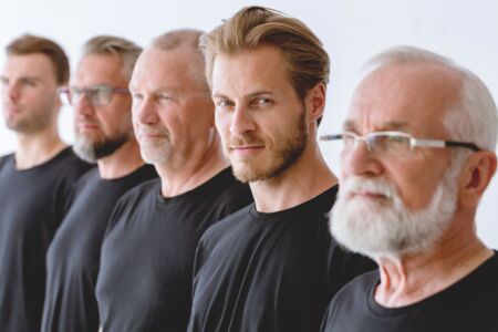 5 Männer in verschiedenen Altersgruppen