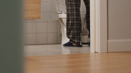 Mann auf Toilette