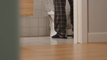 Mann auf Toilette